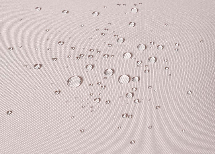 Wasserperlen auf einem wasserabweisenden gewebten Stoff