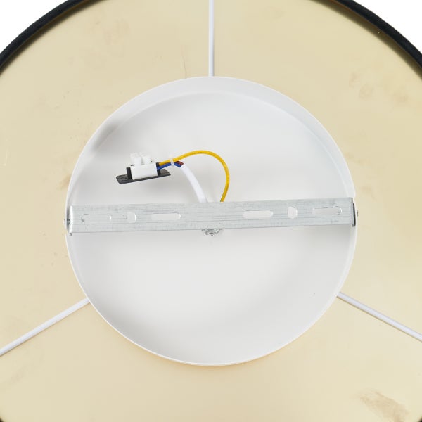 Innenansicht einer Deckenleuchte mit Metall-Montagebügel und elektrischer Anschlussklemme.