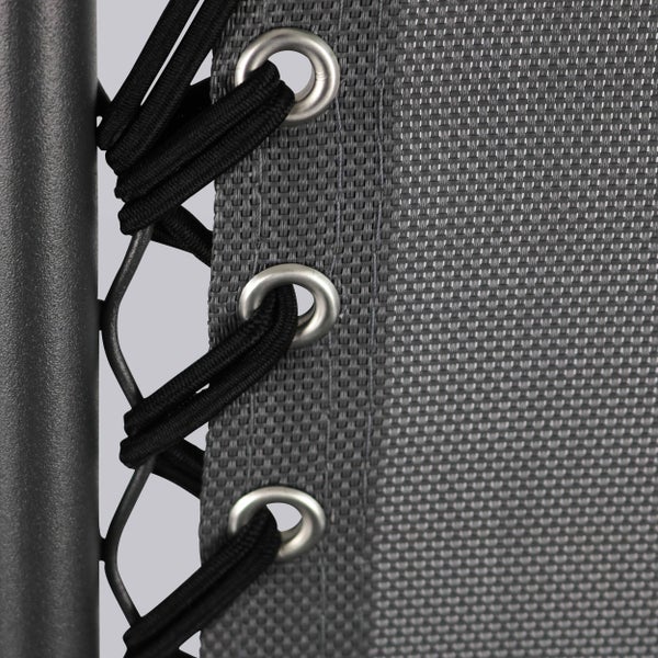 Detailansicht einer Gartenliege mit dunkelgrauem Kopfpolster und Textilbespannung am Metallrahmen.