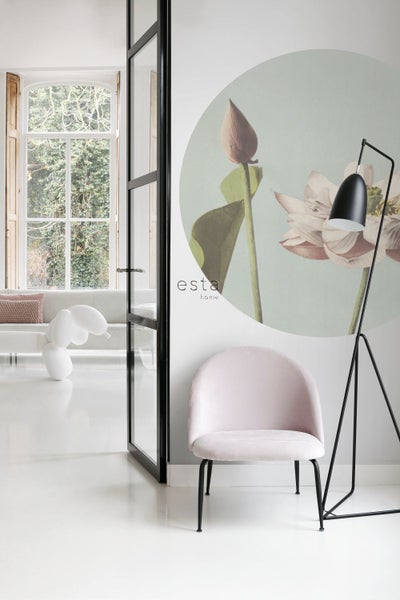 Helles Wohnzimmer mit rosa Stuhl, Stehlampe und großem Blumen-Wandbild