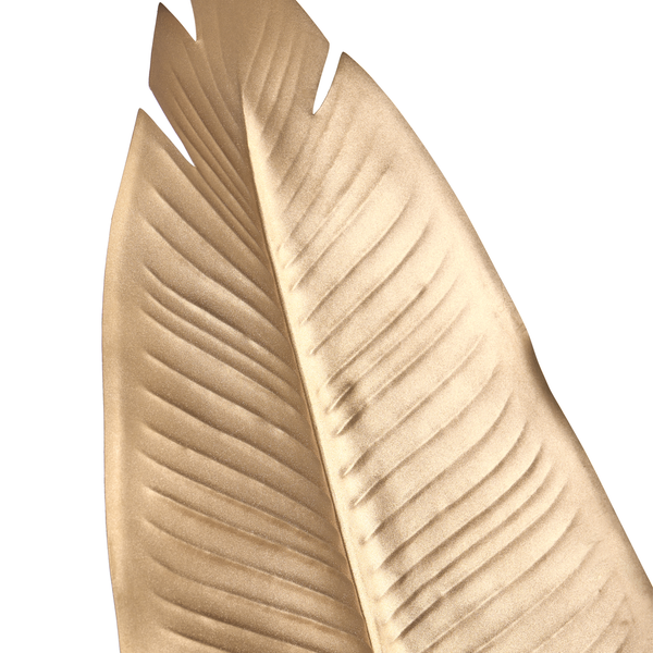 Dekoratives Blatt in Goldfarben mit detaillierter Blattstruktur.