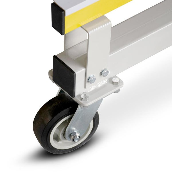 Detailansicht eines Transportrollenrades an einem Werkstattwagen