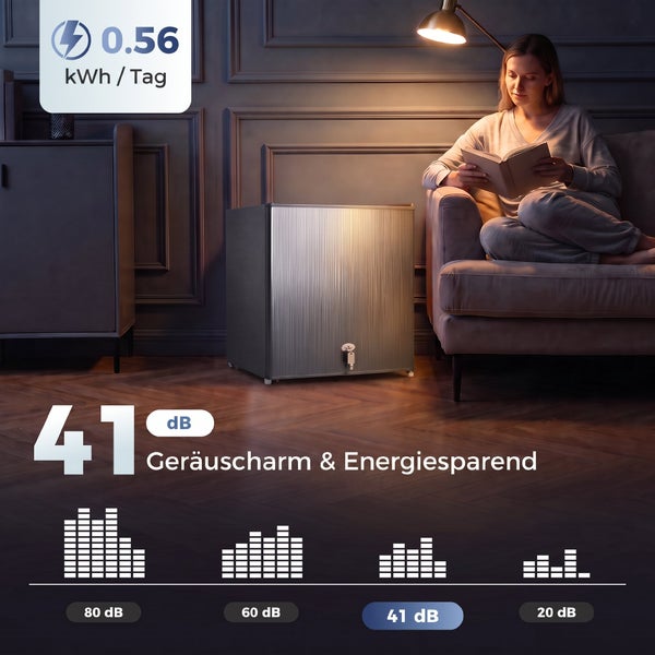 Eine Frau liest in einem Wohnzimmer neben einer geräuscharmen und energiesparenden Minibar mit einer Lautstärke von 41 Dezibel.