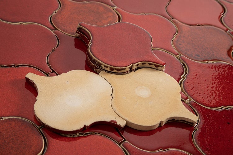 Rote Mosaikfliesen im arabischen Stil