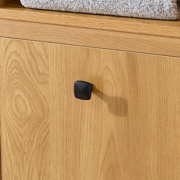 Detailaufnahme eines Badezimmerschranks mit quadratischem Griff