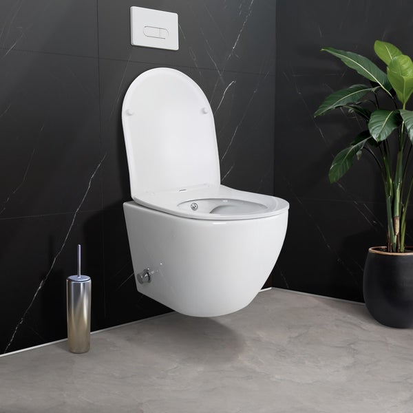 Wandhängendes Dusch-WC aus Keramik mit geöffnetem Deckel vor einer Wand aus schwarzen Marmorfliesen, inklusive Drückerplatte und WC-Bürste.