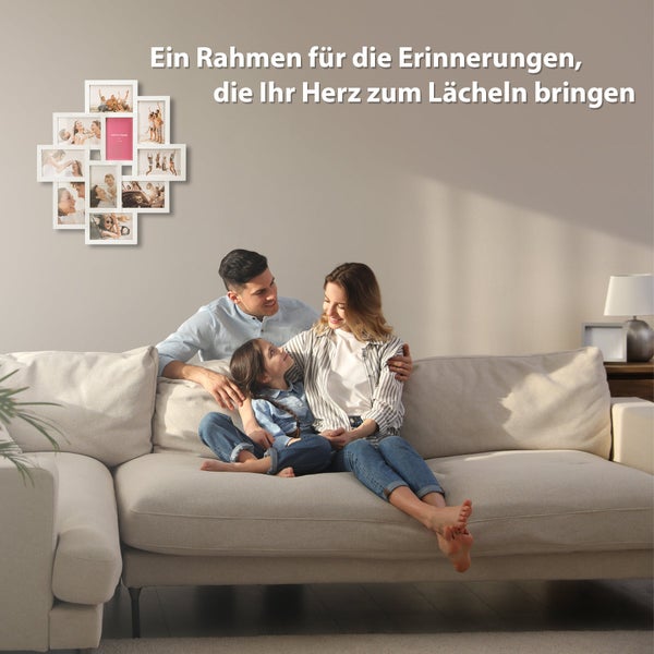 Familie sitzt gemeinsam auf einem Sofa in einem Wohnzimmer, an der Wand hängt eine Fotocollage für mehrere Bilder als Wanddekoration.