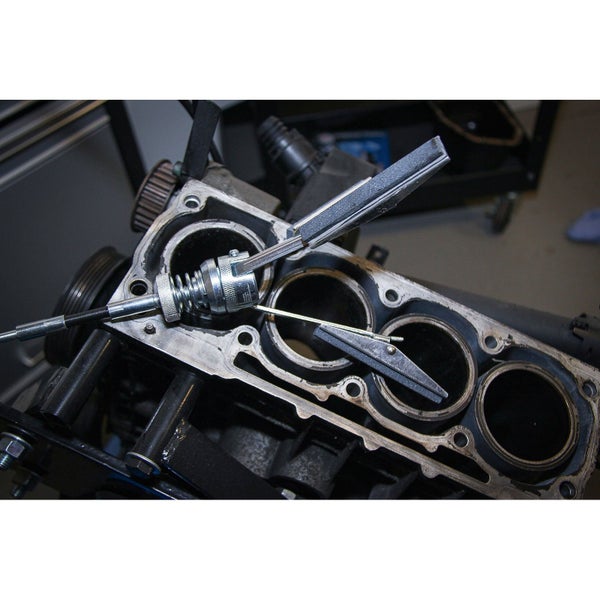 Geöffneter Werkzeugkoffer mit Steckschlüsselsatz, Schraubenschlüssel und Bits