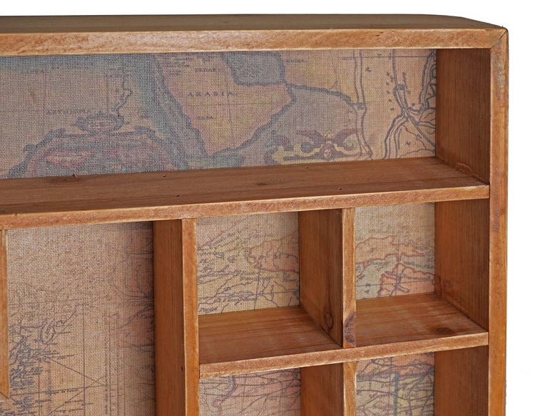 Holzregal mit Weltkartenmuster