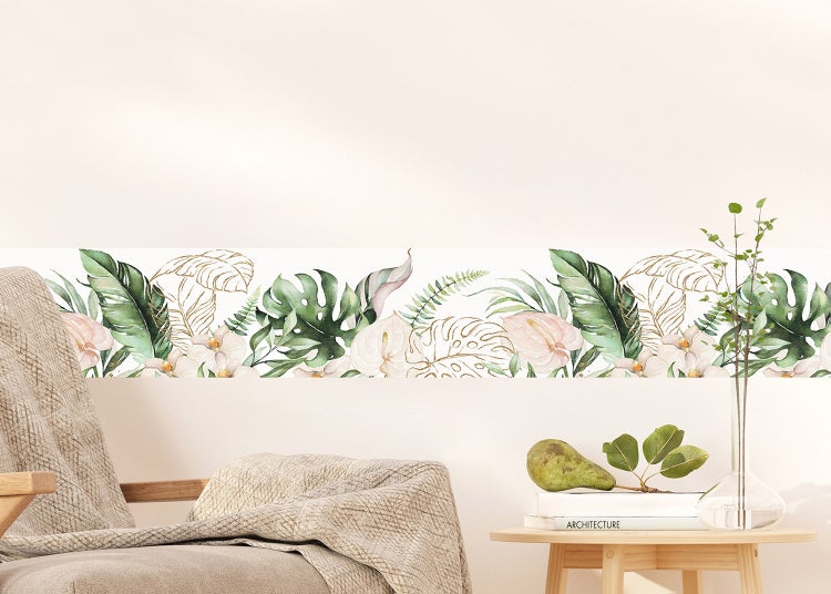 Modernes, helles Wohnzimmer mit Dschungel-Fototapete, grünem Stoffsofa, Glastisch und Teppich mit Zickzack-Muster.