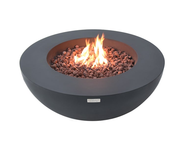 Runde Gaskamin-Schale von Elementi aus Faserbeton in Anthrazit mit Lavasteinen und brennenden Flammen.