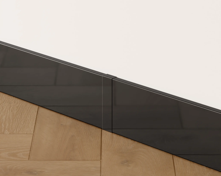 Detailaufnahme von Holzfußboden, dunklen Wandfliesen und Wand