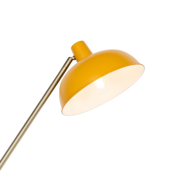 Nahaufnahme einer gelben Stehlampe mit eingeschaltetem Licht