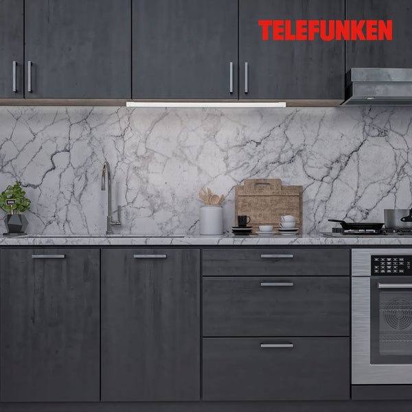 Telefunken Logo. LED Unterbauleuchte unter dunklen Schränken beleuchtet Marmorrückwand und Arbeitsplatte in moderner Küche.