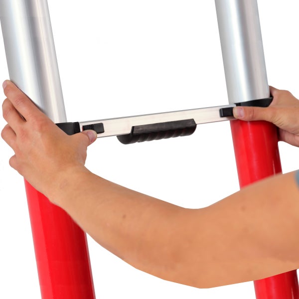 Detailaufnahme einer Leiter mit Person, die ein Element bedient