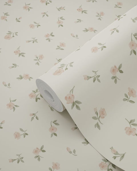 Vliestapete mit romantischem Blumenmuster, rosa Blüten und grüne Blätter, Landhausstil.