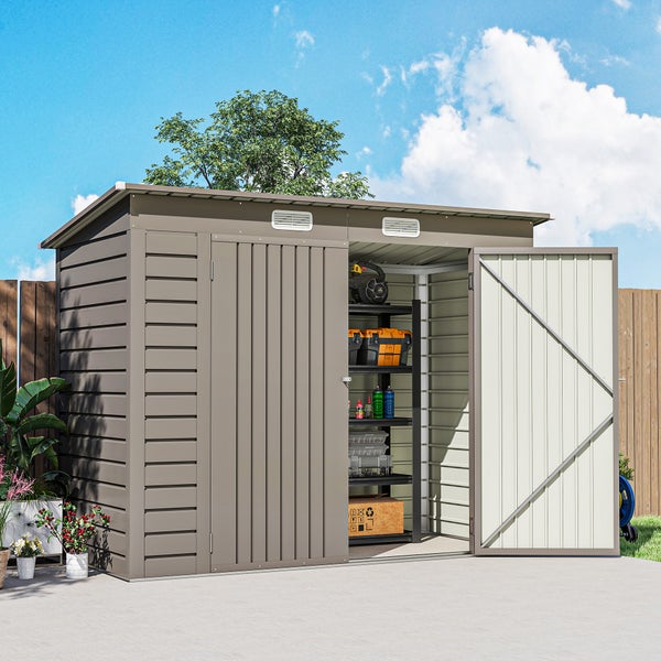Gerätehaus aus Metall mit Doppeltür, im Inneren ein Schwerlastregal mit Werkzeugboxen, auf Betonplatte im Garten platziert.