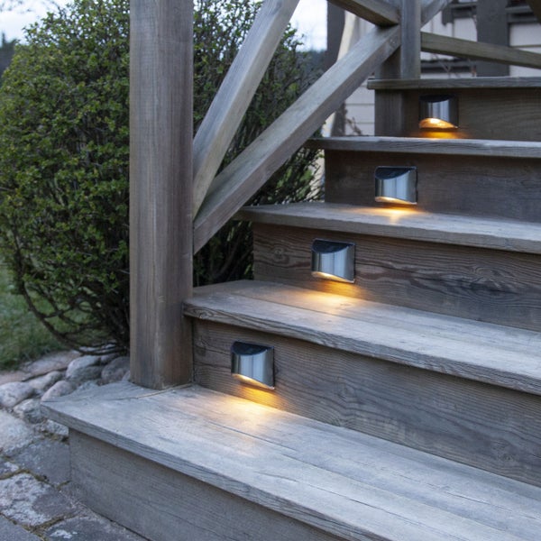 Holztreppe mit eingebauten Treppenleuchten zur Beleuchtung im Außenbereich