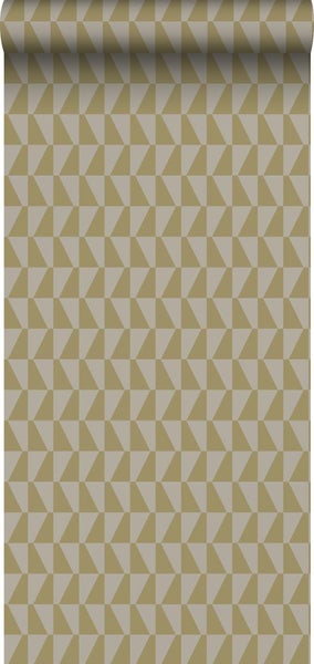 Eine Person poliert ein Boot mit einer Poliermaschine.