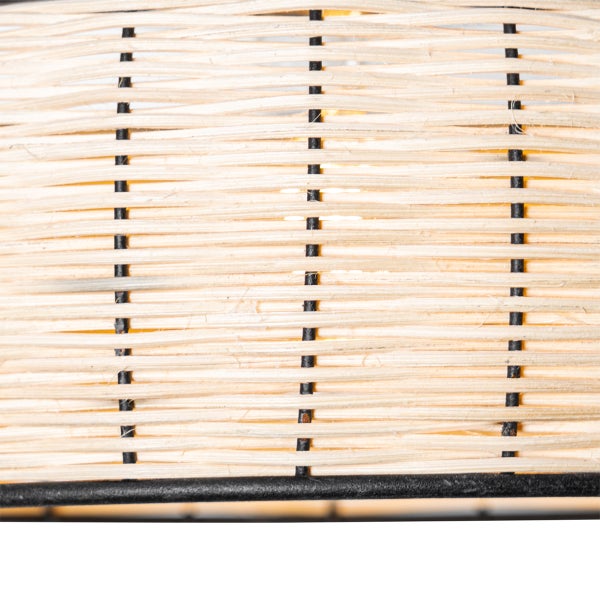 Detailansicht einer Lampe mit geflochtenem Lampenschirm