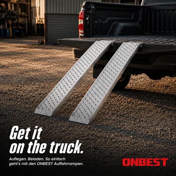 Zwei ONBEST Auffahrrampen aus Aluminium an der Heckklappe eines Pickup-Trucks. ONBEST Logo.