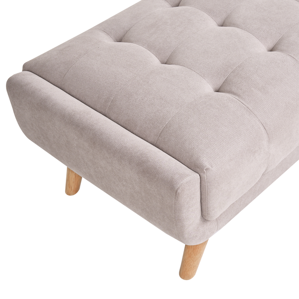 Gepolsterter Hocker mit Stoffbezug, Steppung und Holzbeinen.