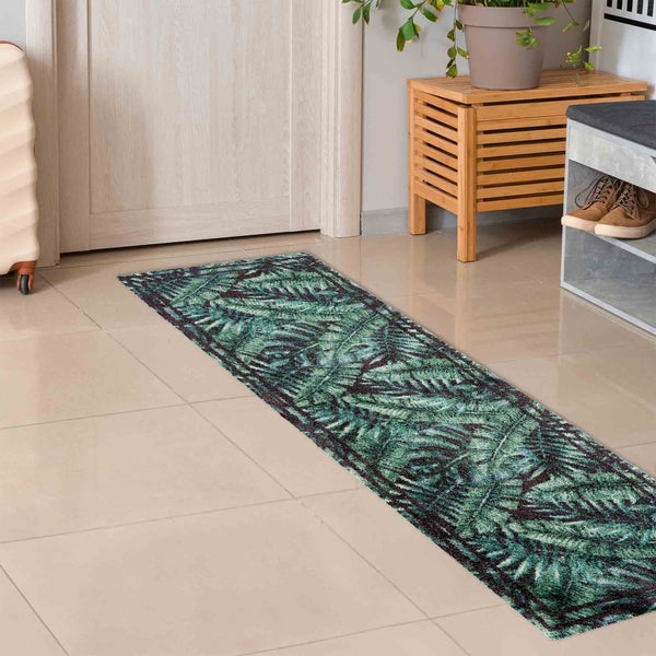 Flur mit Fußabtreter im Farnmuster, Garderobenmöbeln und Zimmerpflanze