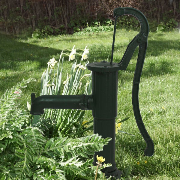 Gartenbrunnen Handpumpe aus Gusseisen im Garten