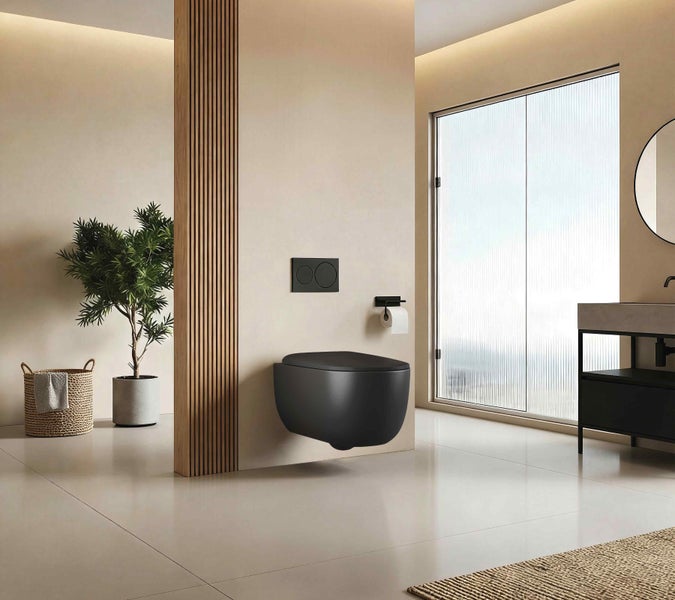 Modernes, helles Badezimmer mit schwarzem Wand-WC, schwarzer Betätigungsplatte, hölzerner Lamellenwand und großem Fenster.