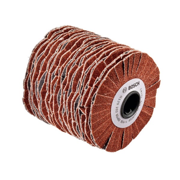 Ein Mann bohrt mit einer Bohrmaschine ein Loch in eine Holzfassade