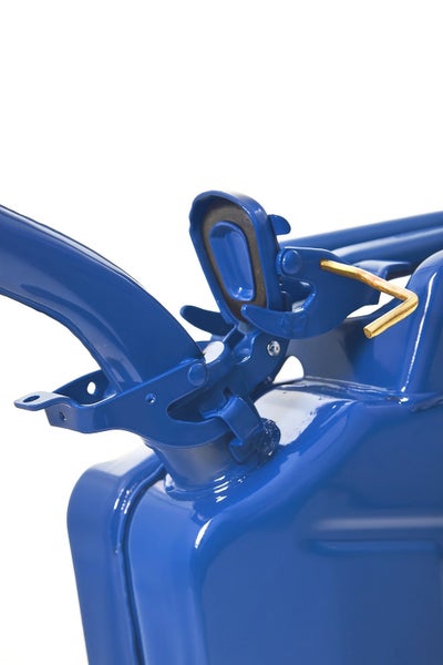 Detailansicht eines blauen Kraftstoffkanisters.