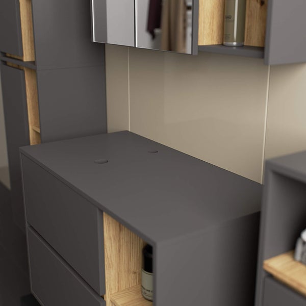 Badezimmer mit Waschbeckenunterschrank, Spiegelschrank und Regalen in dunklem Farbton mit Holzdetails
