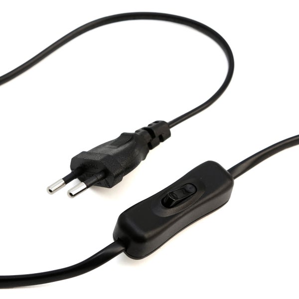 Schwarzes Stromkabel mit Stecker und Schalter