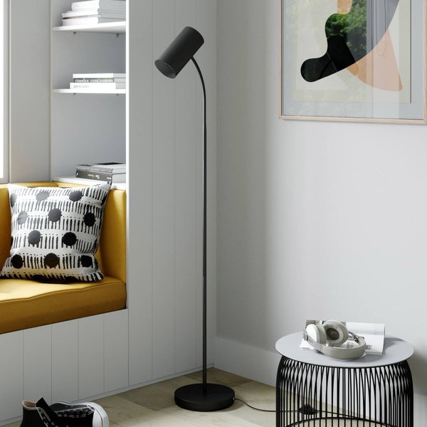 Schwarze Stehlampe in einem Wohnzimmer mit Leseecke und Beistelltisch