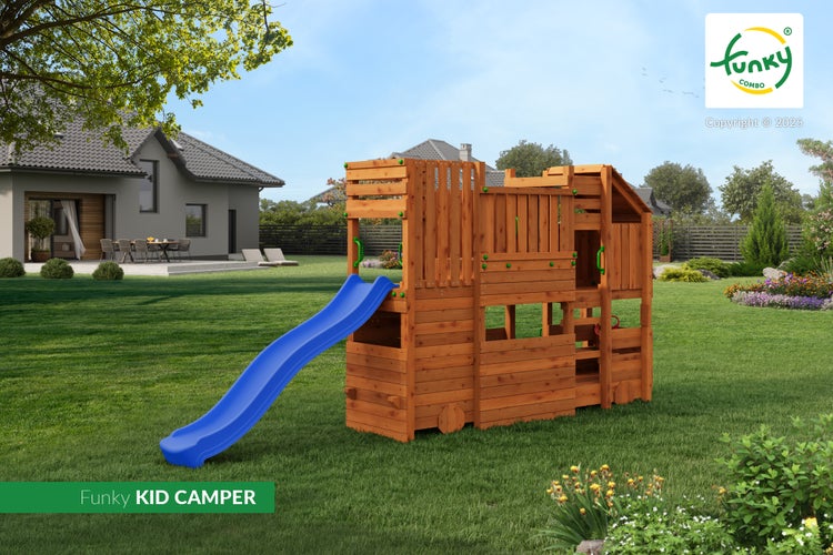 Spielhaus Funky KID CAMPER aus Holz mit blauer Rutsche auf einer Rasenfläche in einem Garten.
