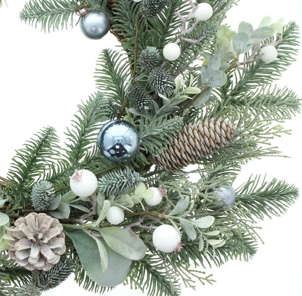 Detailaufnahme eines Weihnachtskranzes mit Tannenzweigen, Zapfen, Kugeln und Beeren als Weihnachtsschmuck