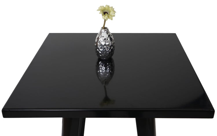 Quadratischer Tisch mit Blumenvase