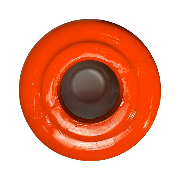 Modernes Badezimmer mit Waschtisch, Spiegel und grauen Fliesen.