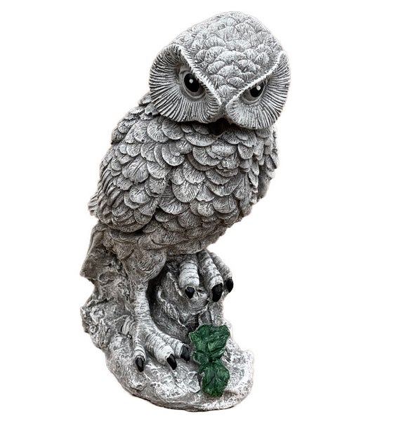 Dekorative Gartenfigur in Form einer detailreichen Eule aus Steinguss.