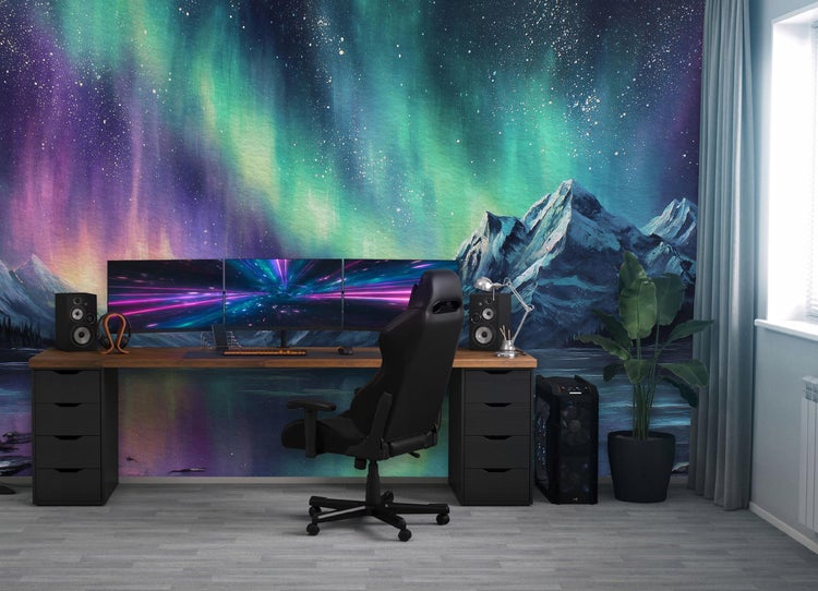 Gaming-Zimmer mit Schreibtisch, Stuhl und Hintergrundbild mit Aurora-Motiv