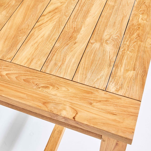 Detailansicht einer Tischplatte aus Teakholz mit ausgeprägter Holzmaserung und Lattenstruktur.