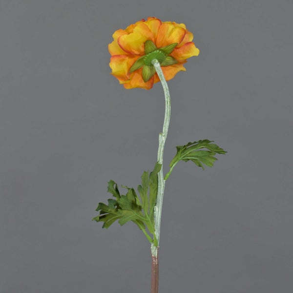 Künstliche Ranunkel mit orange-gelber Blüte, grünem Stängel und Blättern.