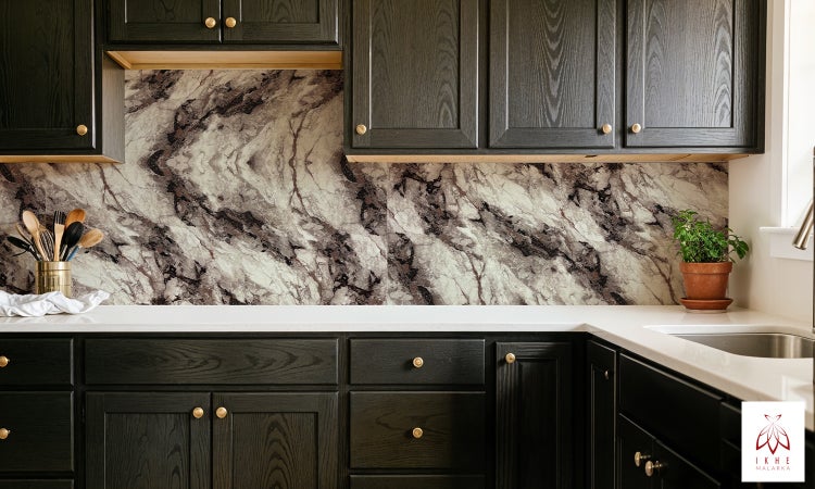 Küchenszene mit dunklen Schränken und Arbeitsplatte im Marmor-Look