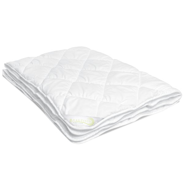 Weiße gesteppte Bettdecke