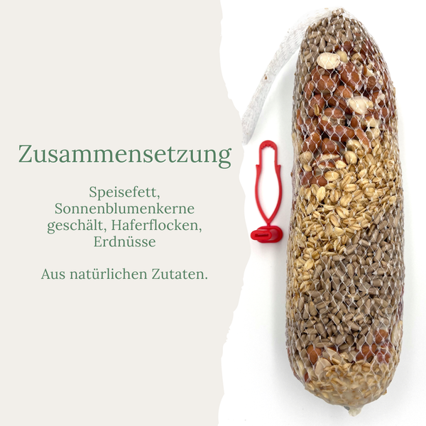 Wildvogelfutter im Netz mit Speisefett, geschälten Sonnenblumenkernen, Haferflocken und Erdnüssen aus natürlichen Zutaten.