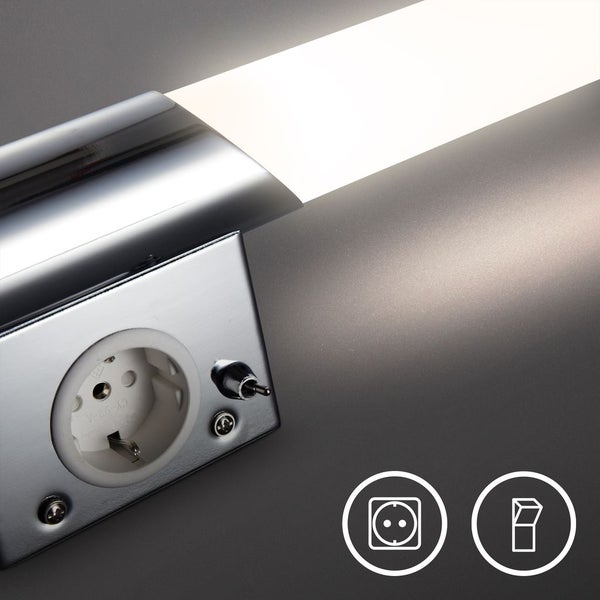 LED-Wandleuchte mit integrierter Steckdose und Kippschalter aus verchromtem Metall.