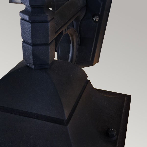 Detailansicht einer schwarzen Außenwandleuchte