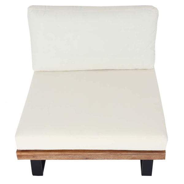 Modulares Gartensofa-Mittelteil mit Holzgestell, schwarzen Füßen und cremefarbenen Sitz- und Rückenkissen.