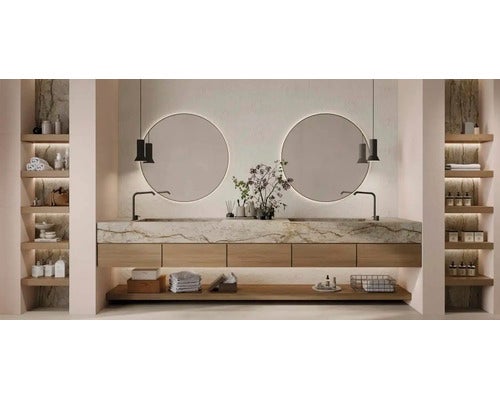 Modernes Badezimmer mit Doppelwaschtisch aus Marmor, zwei runden LED-Spiegeln, Holzunterschrank und seitlichen Einbauregalen.