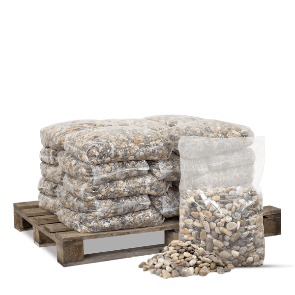 Bunter Flusskiesel in transparenten Säcken auf einer Holzpalette gestapelt.